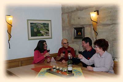 Pension Rosengärtchen - Frankenhaus - Aufenthaltsraum - Gemütliche Runde bei einem Glas Rotwein